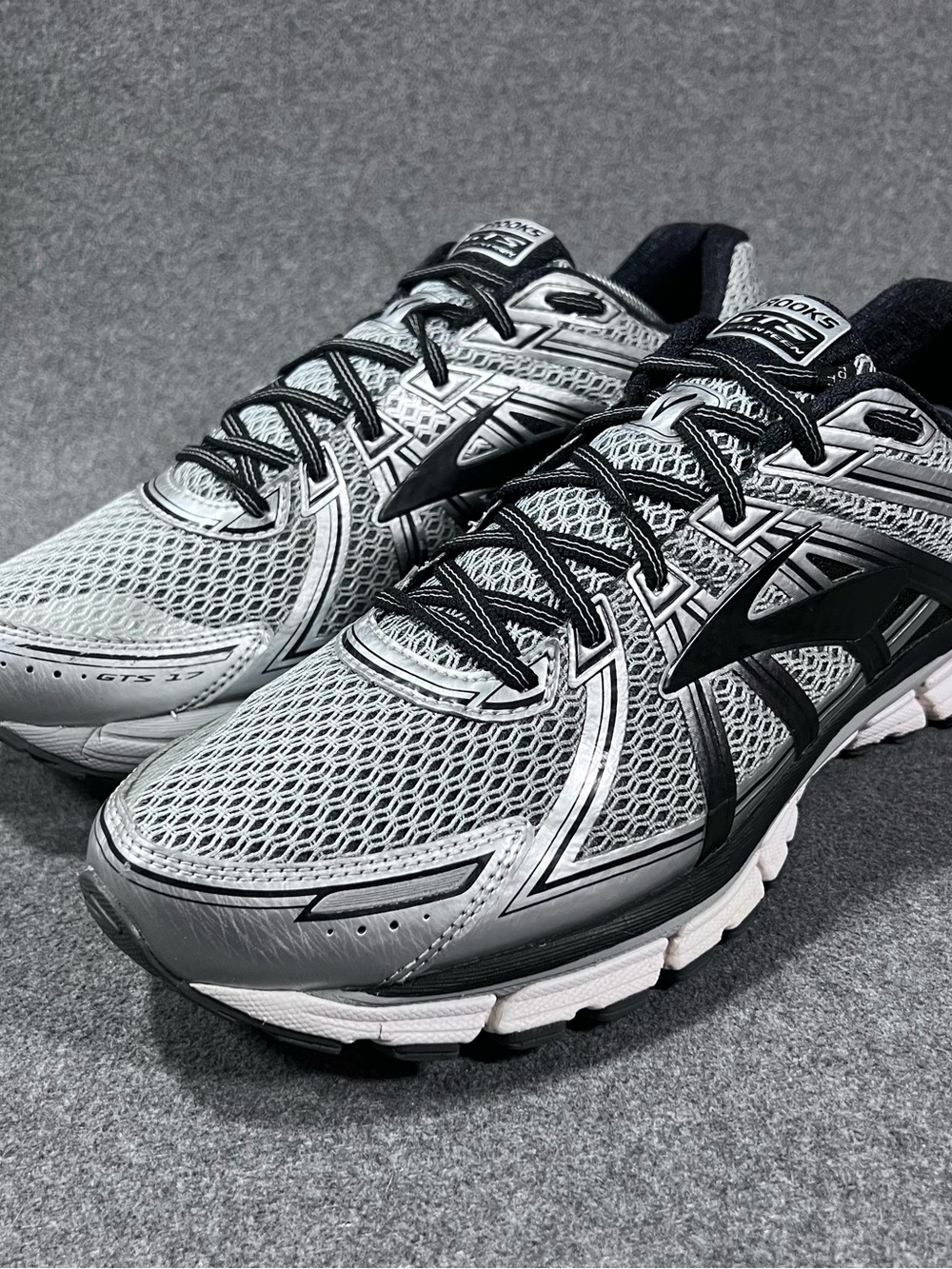 Brooks Men’s Adrenaline GTS 17 Running Shoe Silver/Black Size 12 Medium (D)